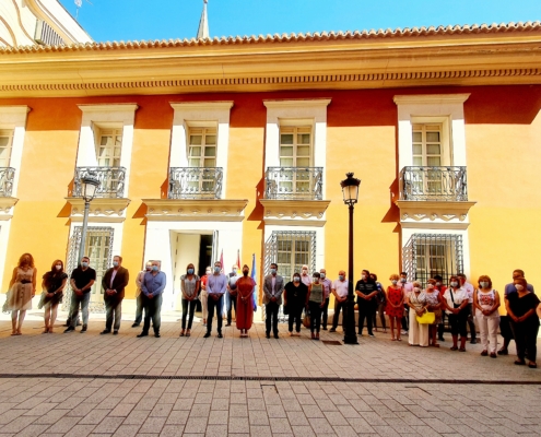 El presidente de la Diputación, junto a representantes del resto de instituciones, participa en un minuto de silencio en memoria de la mujer de 8 ...
