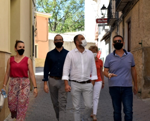 Pasean por las calles de Nerpio el presidente y el vicepresidente de la Diputación, el alcalde la localidad y la concejala de Deportes, Turismo y ...