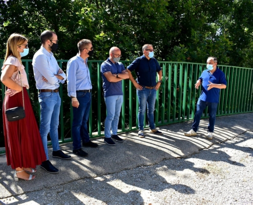 El presidente y el vicepresidente de la Diputación escuchan detalles de proyectos futuros en Alpera junto a la alcaldesa y concejal