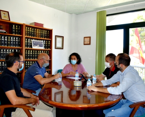 El presidente y el vicepresidente de la Diputación y el delegado provincial de Agricultura en una reunión con la alcaldesa y un concejal de Higu ...