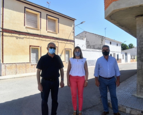 Torres (en medio) Mansilla y Ortiz en una de las calles en las que se han cambiado las luminarias