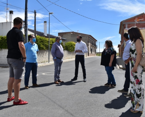 Valera departe con los y las ediles de El Bonillo en una de las calles reasfaltadas