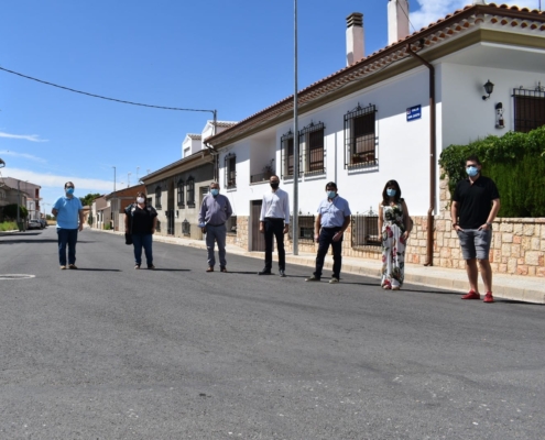 Valera junto a los ediles de El Bonillo en la C San Justo, una de las calles mejoradas