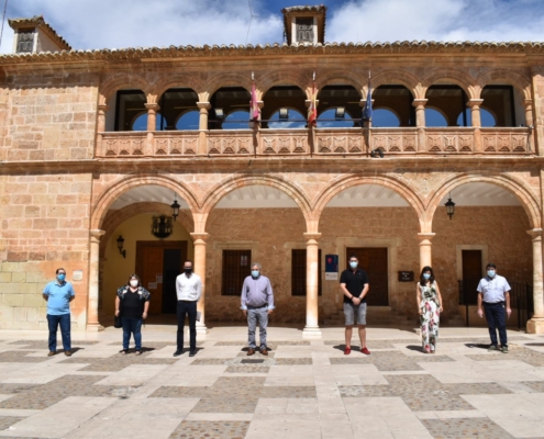 Valera junto a los y las ediles de El Bonillo a las puertas del Ayuntamiento