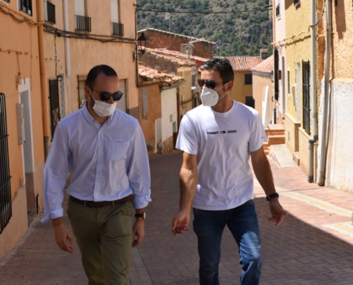 El vicepresidente de la Diputación, Fran Valera, junto al alcalde Liétor, Antonio García, pasean por una calle de Liétor