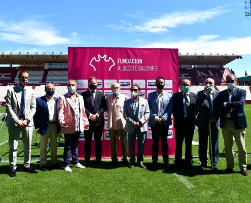 Sobre el césped, foto de familia del acto con motivo del 60 aniversario de la inauguración del estadio Municipal Carlos Belmonte de Albacete