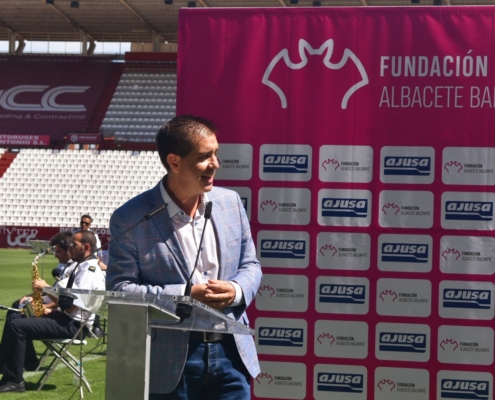 El presidente de la Diputación de Albacete, Santi Cabañero, durante su intervención en el acto con motivo del 60 aniversario del Estadio Carlos ...