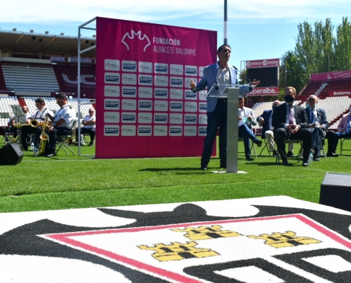 El presidente de la Diputación de Albacete, Santi Cabañero, durante su intervención en el acto con motivo del 60 aniversario del Estadio Carlos ...