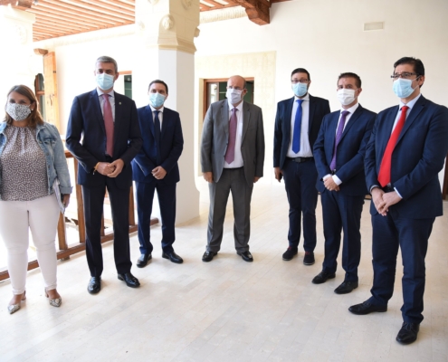 Foto familia, en exteriores Salón de Tapices del Palacio de Fuensalida, antes de la presentación del Programa de refuerzo de la limpieza para Ce ...