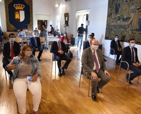 Foto familia, en interior del Salón de Tapices del Palacio de Fuensalida, antes de la presentación del Programa de refuerzo de la limpieza para  ...