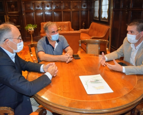 El presidente de la Diputación de Albacete, Santiago Cabañero, durante una reunión con los responsables de GEACAM, Mariano Teruel y Manuel Valc ...