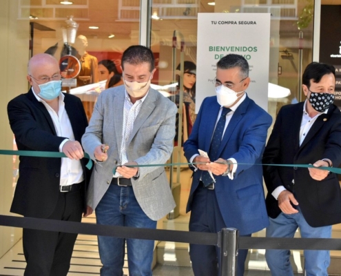 El presidente de la Diputación, Santi Cabalero, corta la cinta de apertura del nuevo Outlet de El Corte Inglés inaugurado en Albacete