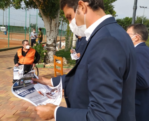 Dani Sancha con el cartel anunciador del del Trofeo Ciudad de Albacete de Tenis en Silla de Ruedas