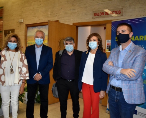 El presidente de la Diputación, Santi Cabañero, posa antes de la inauguración del seminario sobre herramientas de intervención social de la FE ...