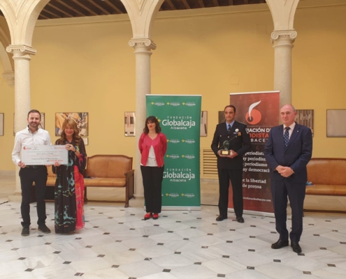 Foto de familia, en la que el presidente de la Diputación, Santi Cabañero, está rodeado con todos los galardonados en esta edición de los Prem ...