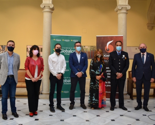 Foto de familia, en la que el presidente de la Diputación, Santi Cabañero, está rodeado con todos los galardonados en esta edición de los Prem ...