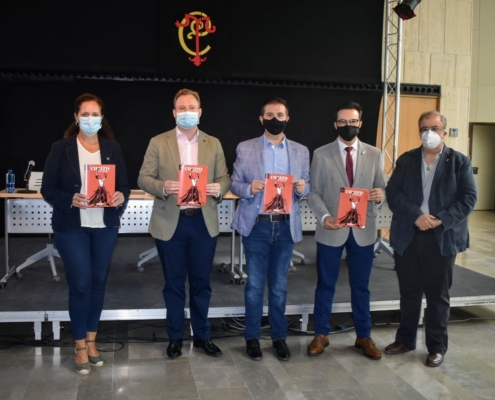 Foto de familia en la presentación de la edición de otoño de la revista 'Cuatro Estaciones'