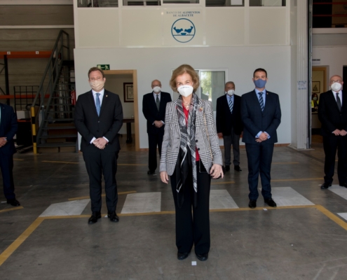 Foto de familia la Reina Doña Sofia visita el Banco de Alimentos de Albacete