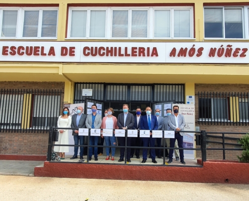 Foto de familia en el XX Aniversario FUDECU y Escuela Cuchilleria, a las puertas de ésta