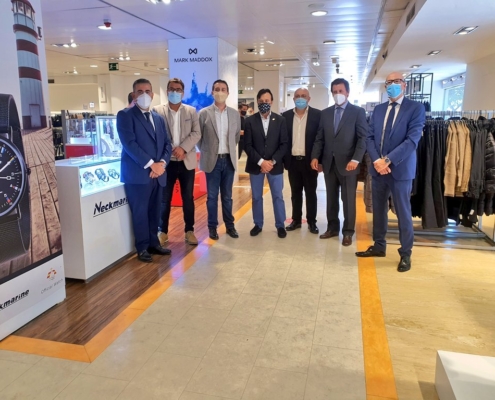 Foto de familia en el interior del nuevo Outlet El Corte Inglés inaugurado en Alabcete