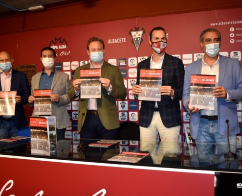 Foto de familia en la presentación de la revista conmemorativa del 60 aniversario del Estadio Carlos Belmonte