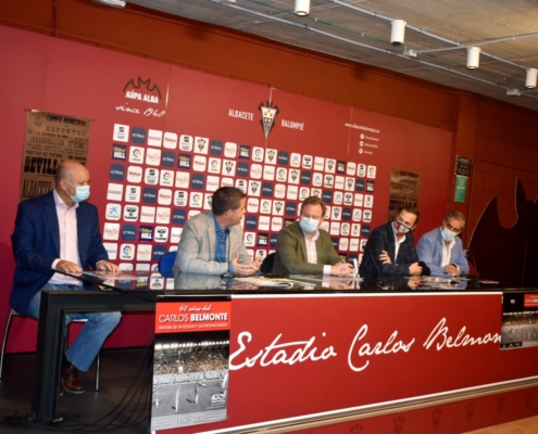 Foto general de la mesa de intervinientes en la presentación de la revista conmemorativa del 60 aniversario del Estadio Carlos Belmonte