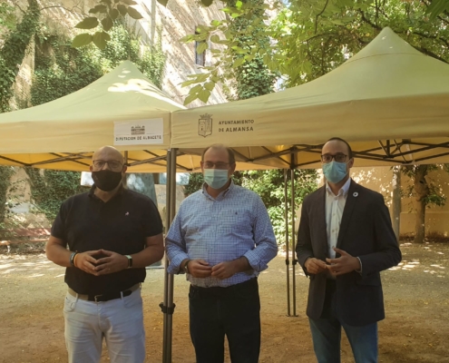 El vicepresidente de la Diputación, Fran Valera, junto al alcalde de Alamansa, Javier Sánchez y al edil de Comercio, Alfredo Calatayud carpas