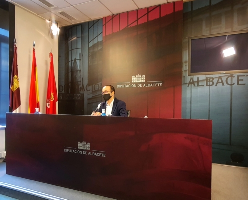 Plano general del vicepresidente Fran Valera en sala de prensa Diputación durante una rueda de prensa