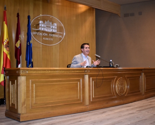 Plano general del presidente de la Diputación en el Salón de Actos de la institución provincial durante la rueda de prensa