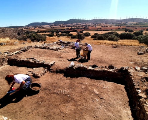 Imagen de las excavaciones arqueológicas ‘Alquerías 2020’ con varios arqueólogos y arqueólogas trabajando sobre el terreno