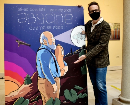 Joaquín Reyes posa con cartel Abycine 2020: un homenaje a Cuerda y a 'Amanece que no es poco' realizado por él