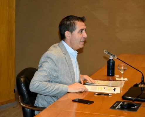 Plano medio del presidente de la Diputación en el Salón de Actos de la institución provincial durante la rueda de prensa