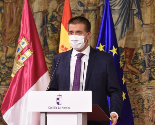 El presidente de la Diputación de Albacete, Santi Cabañero, durante la presentación en el Palacio de Fuensalida del Programa para reforzar la l ...