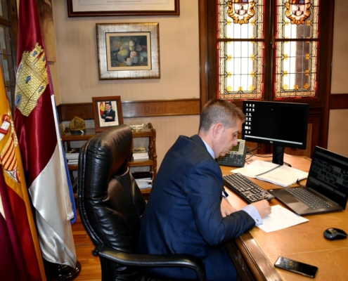 El presidente de la Diputación de Albacete mientras participa desde su despacho en la videoconferencia Comisión Diputaciones de la FEMP