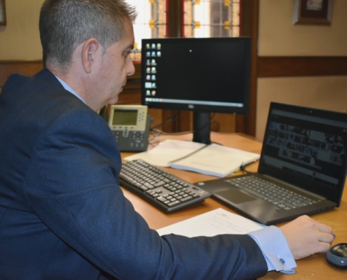 El presidente de la Diputación de Albacete mientras participa desde su despacho en la videoconferencia Comisión Diputaciones de la FEMP