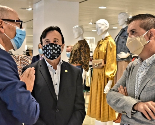 el presidente de la Diputacién y el presidente de los empresarios conversan con el director de El Corte Inglés en Albacete en la inauguración d ...