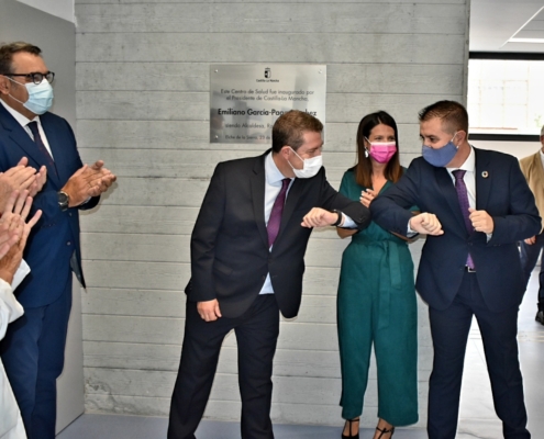 Presidente de CLM y presidente de Diputación se saludan con el codo tras descubrirse la plaza de apertura del Centro de Salud de Elche de la Sierra