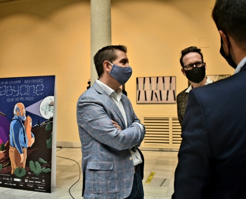 El presidente de la Diputación, Santi Cabañero, aparece conversando con el actor, cómico y dibujante, Joaquín Reyes, con el cartel de Abycine  ...