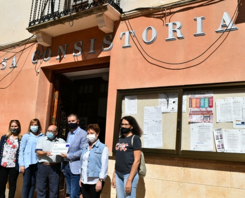 Presidente y vicepresidenta de la Diputación en la entrega de una de las placas de actuaciones EDUSI al alcalde de Socovos en el Ayuntamiento de  ...