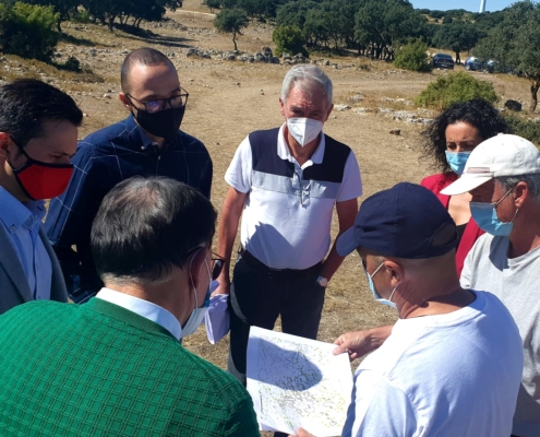 En la excavación arqueológica Alquerías 2020, el vicepresidente de la Diputación, Fran Valera, acompañado, entre otros, por el diputado de Cu ...