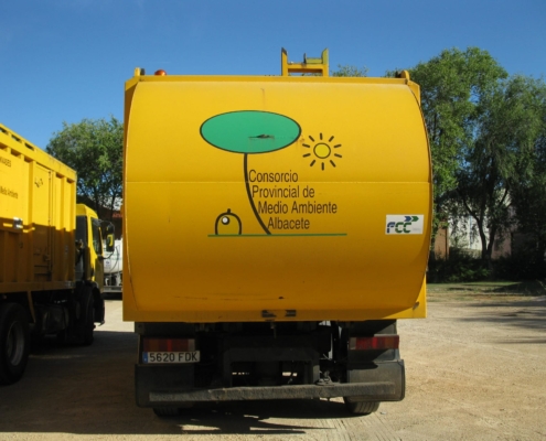 Imagen de la parte trasera de un camión amarillo de recogida de envases, con el logo del Consorcio Provincial de Medio Ambiente de la Diputación ...