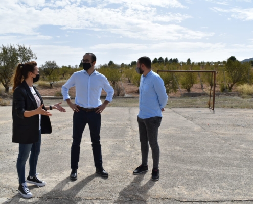 El vicepresidente de la Diputación, Francisco Valera, en la pista polideportiva de la pedanía Abejuela