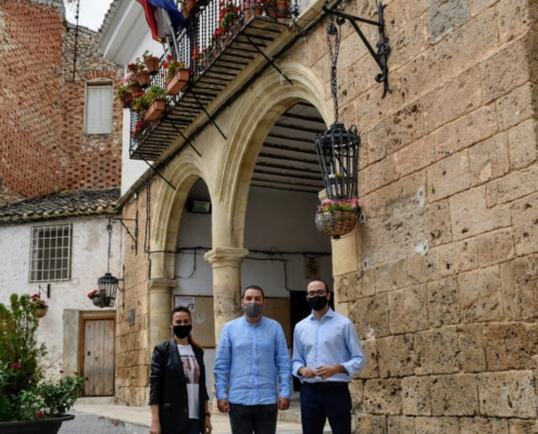 El vicesidente de la Diputación, Francisco Valera, posa en las escaleras de la Casa Consistorial de Letur, junto al alcalde (Sergio Marín) y la  ...