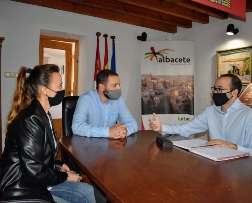 El vicesidente de la Diputación, Francisco Valera durante la reunión mantenida en Letur con responsables municipales