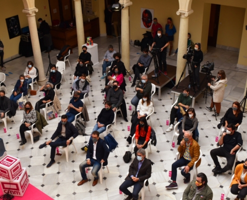 Foto genérica de todos los asistentes a la entrega de premios Abycine 2020, sentados cada uno en su correspondiente silla y manteniendo la distan ...