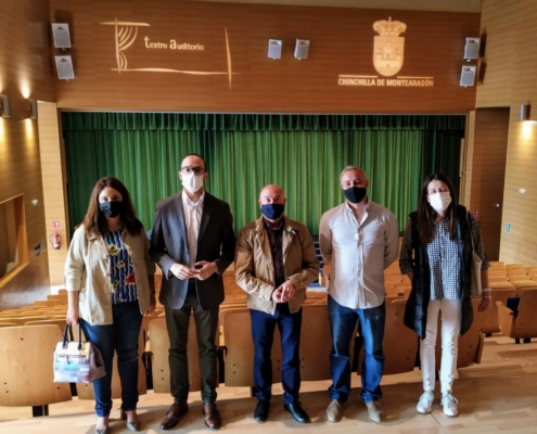 Valera junto a los y las ediles de Chinchilla en el Teatro Auditorio Constantino Romero