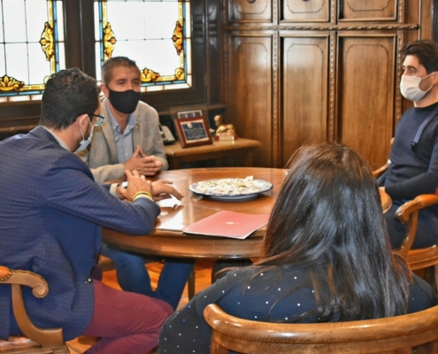 Encuentro de trabajo entre el presidente la Diputación y el presidente AJE Albacete y otros integrantes de la Asociación