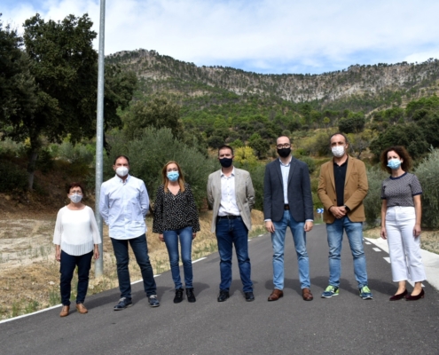 Foto de familia: presidente y vicepresidente de Diputación, alcaldesa y Equipo de Gobierno de Molinicos en visita a la AB-5016 arreglada integral ...