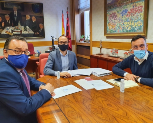 Fran Valera, Santos Prieto y Miguel A. Cuartero durante el encuentro de trabajo mantenido en la Casa Provincial