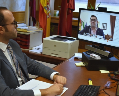 Fran Valera en su despacho participando en la videoconferencia de una nueva reunión de la Comisión de Diputaciones de la FEMP